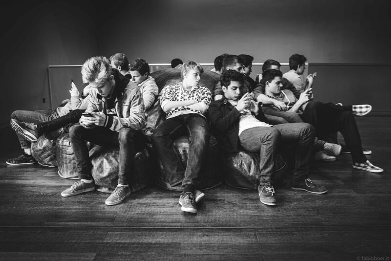 candid photography with Fabio Boer teenagers on smartphones