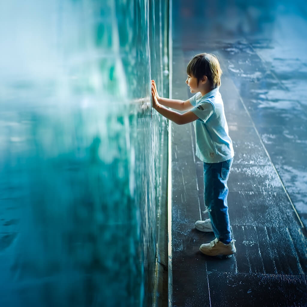 kid at aquarium