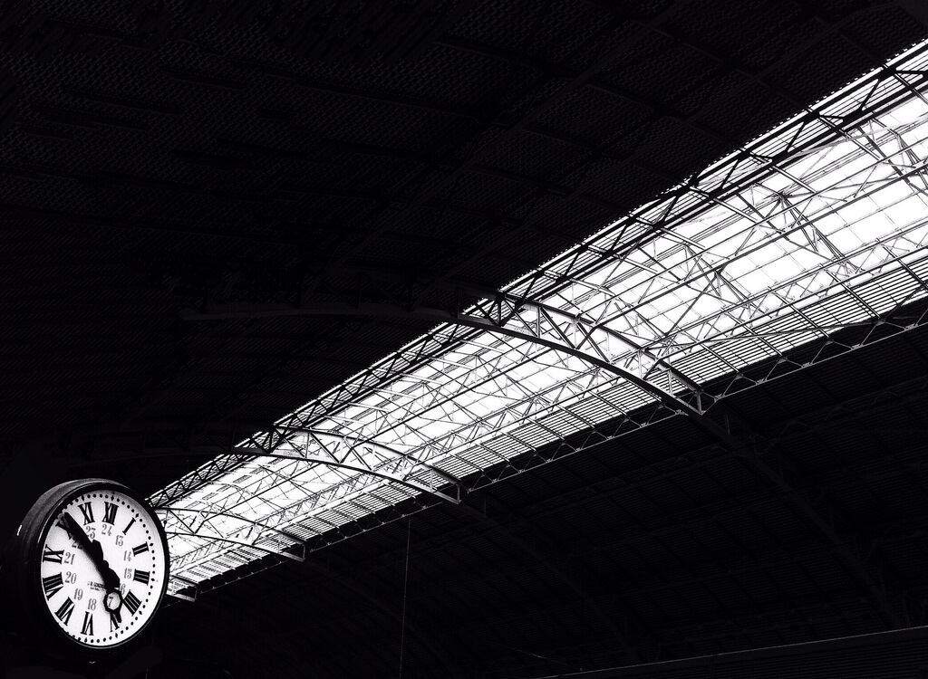 unai momoitio - black and white clock