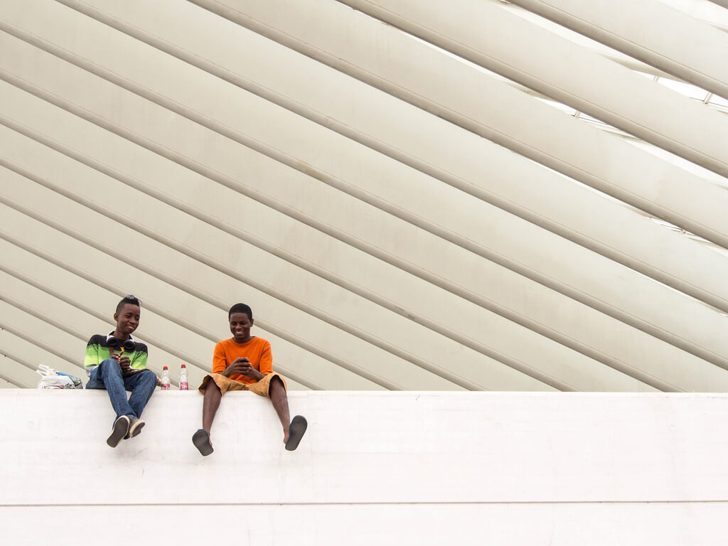 Georgie Pauwels - minimalist street portrait