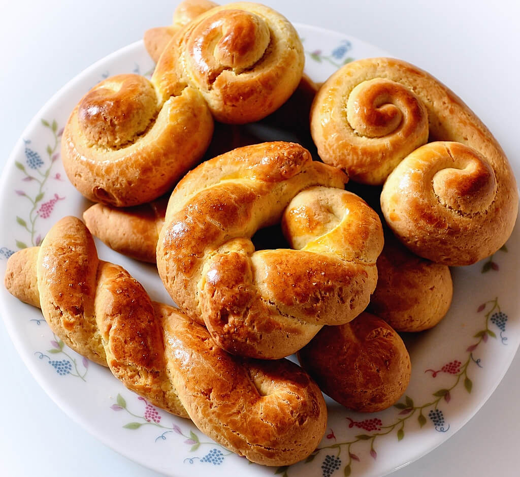 Tenia Prokalamou - Easter Koulourakia